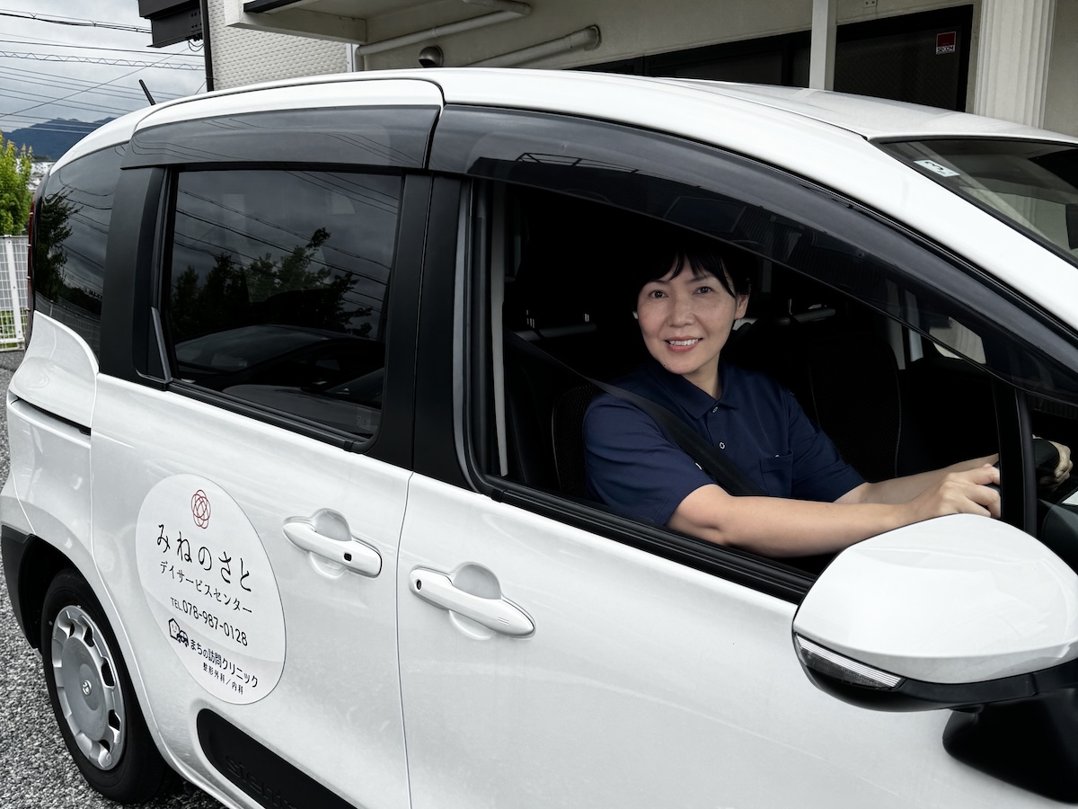 車を運転している女性