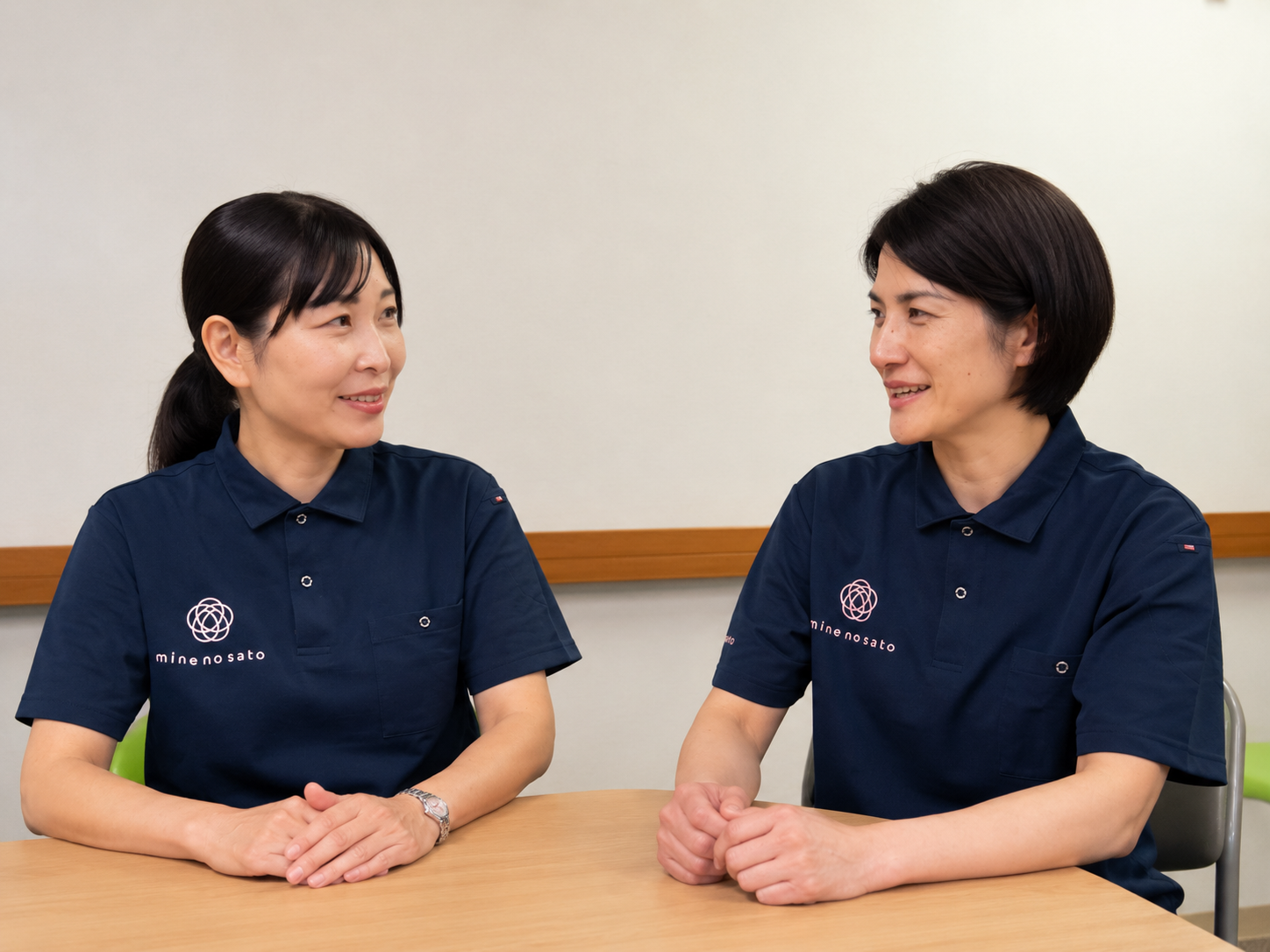 スタッフ2名が会話をしている写真